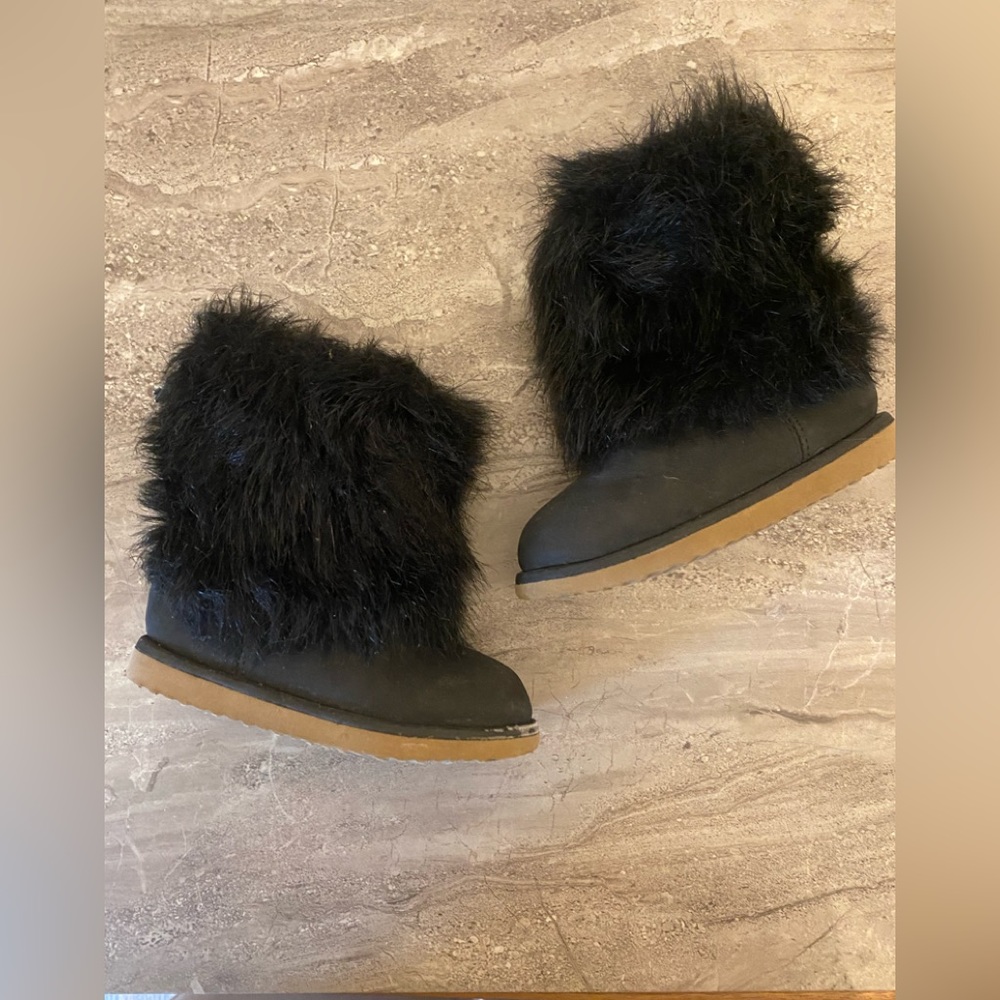 Play condition Old navy Ugg style boots with fur size 6
